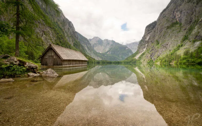 Spiegelung am Bergsee mit Hütte