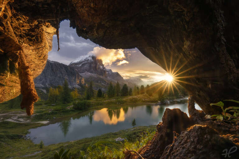 Root of Life, Sonnenaufgang in den Dolomiten mit See