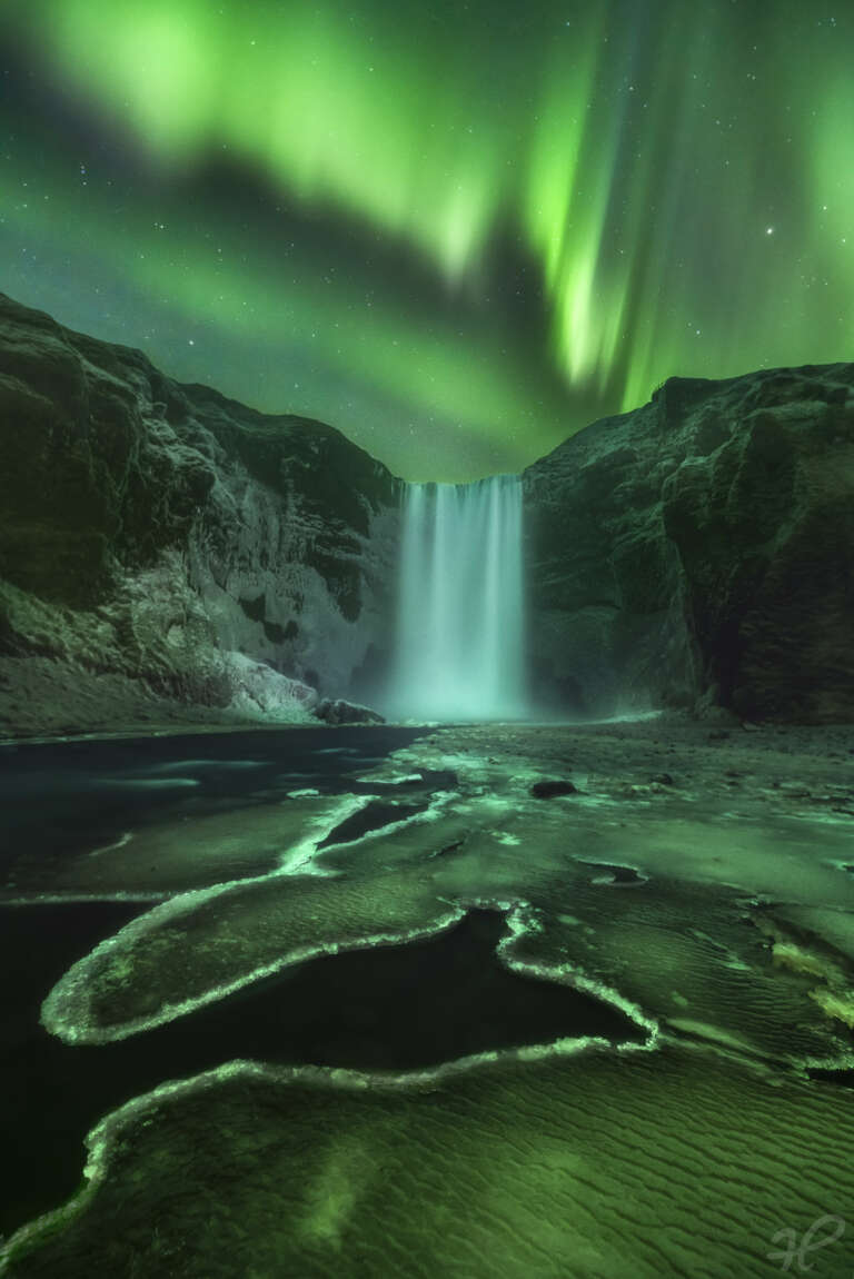 Gift of the Night, Wasserfall mit Polarlichtern