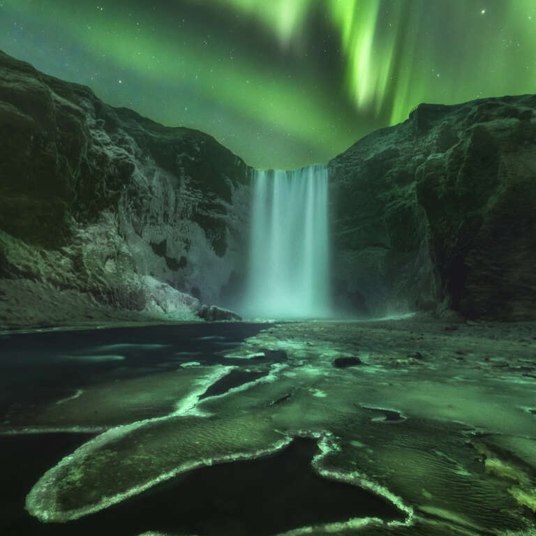 Gift of the Night, Wasserfall mit Polarlichtern