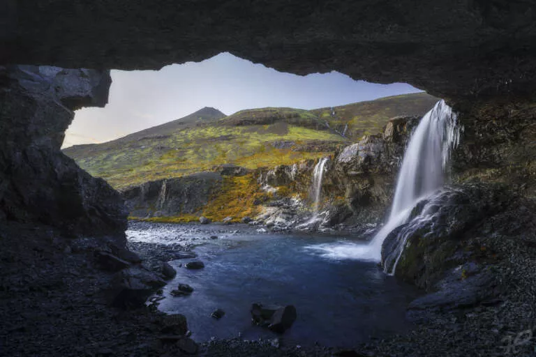 Window of Nature, Blick aus einer Höhle auf einen Wasserfall