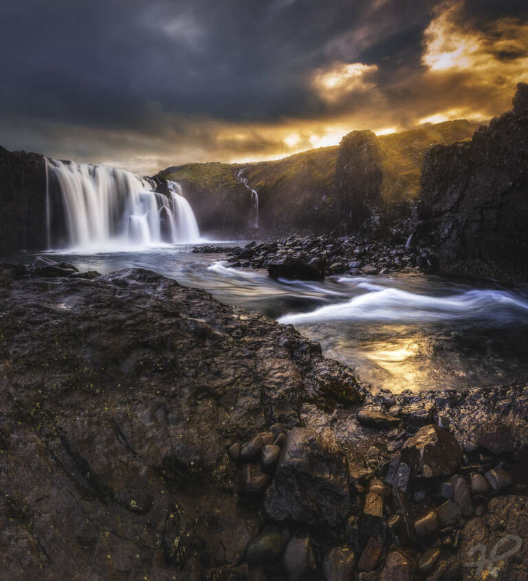 Hidden Paradise, Wasserfall zum Sonnenuntergang in Island