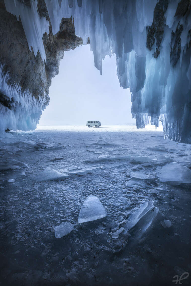 Far Away, Auto am Baikalsee von einer Höhle aus beobachter