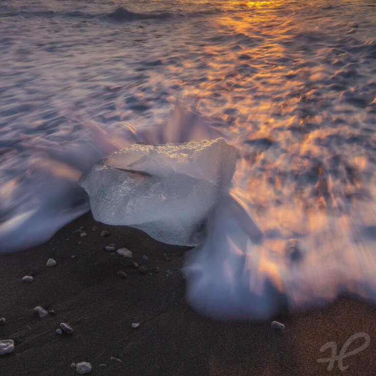 Icelandic Pearl, Stück eines Eisbergs am Strand