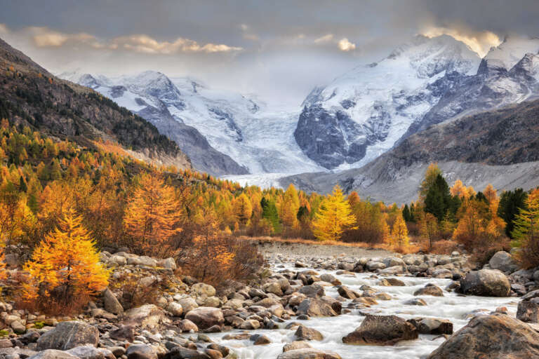 Am Gletscherfluss in den herbstlichen Alpen