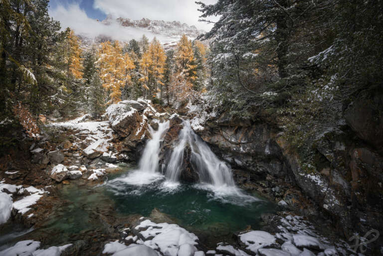 Eisiger Wasserfall in Graubünden