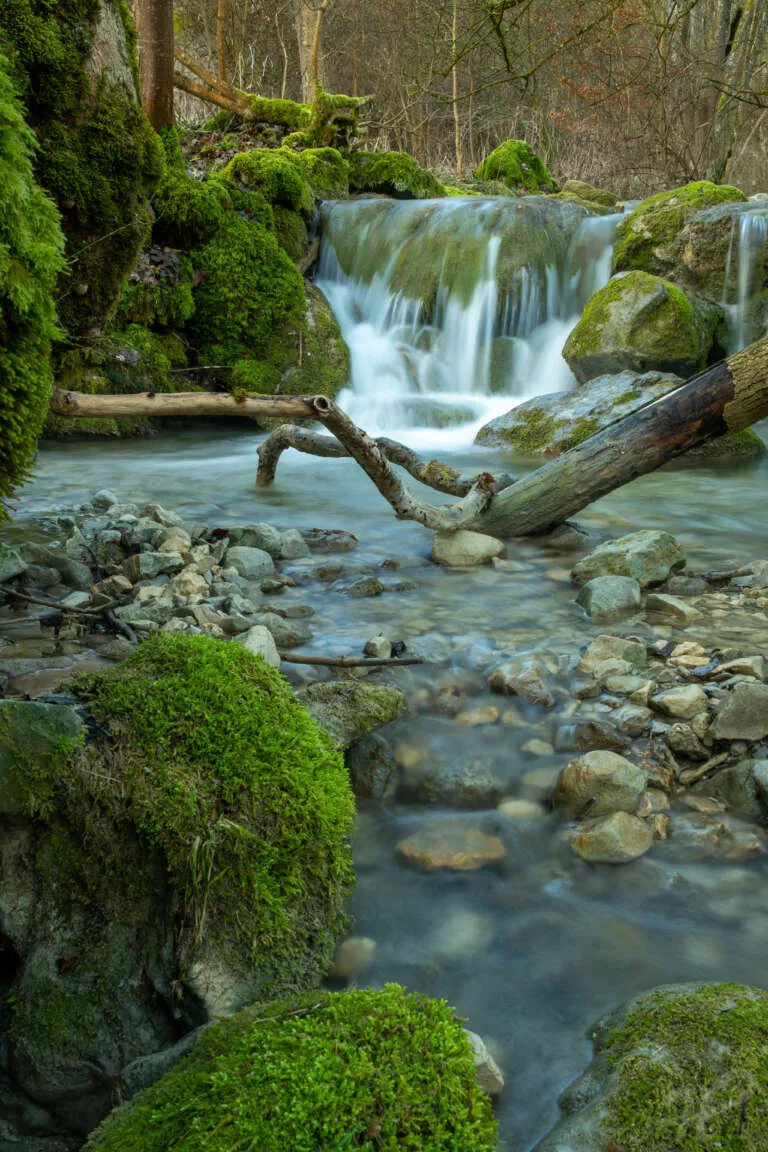 Kleiner Wasserfall am Bachlauf in Bad Überkingen