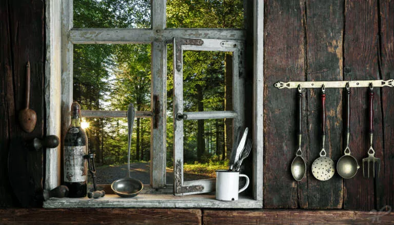 Rustikale Bauernküche mit Blick durch das Fenster in die Landschaft