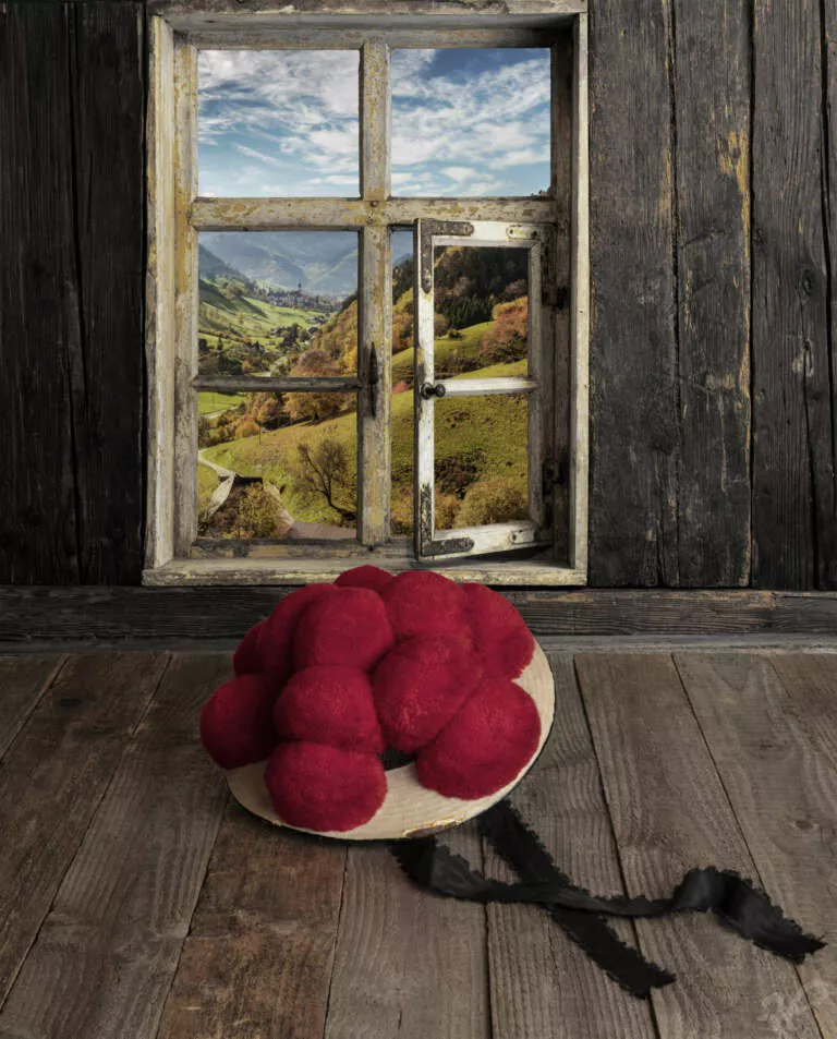 Traumhafter Ausblick aus einem Holzfenster ins Münstertal