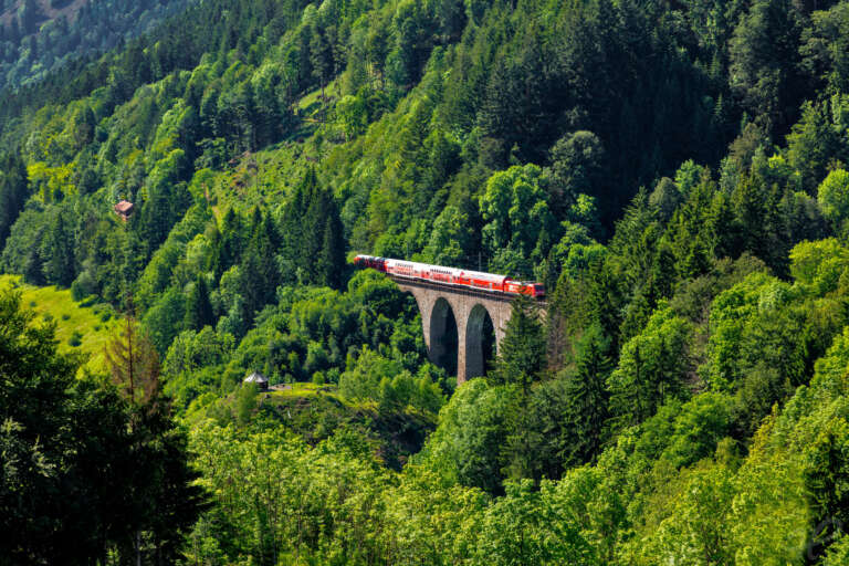 Höllentalbahn überquert die Ravennabrücke bei Hinterzarten im Schwarzwald