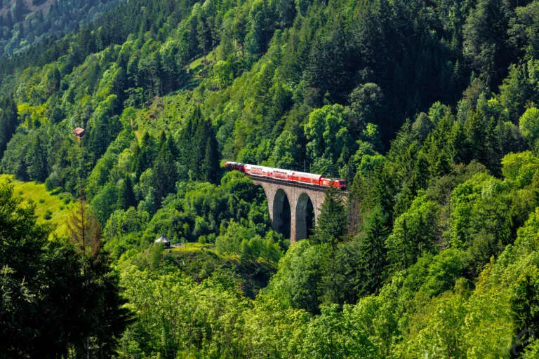 Höllentalbahn überquert die Ravennabrücke bei Hinterzarten im Schwarzwald