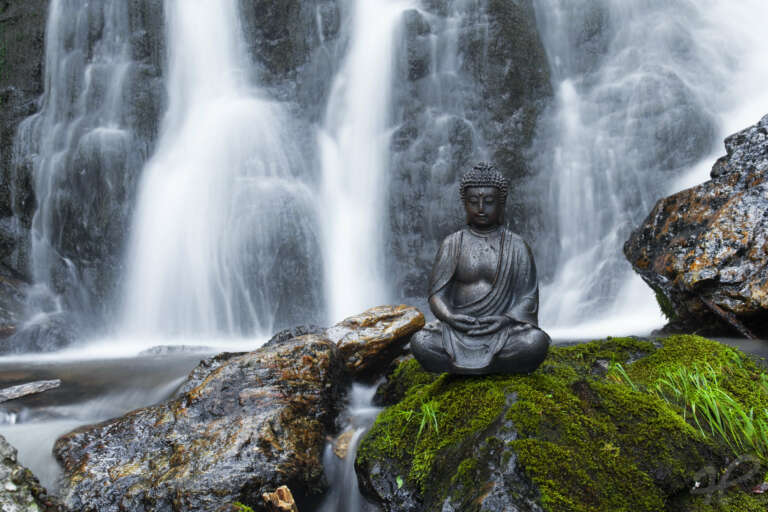 sitzende Buddhastatue am Fahler Wasserfall