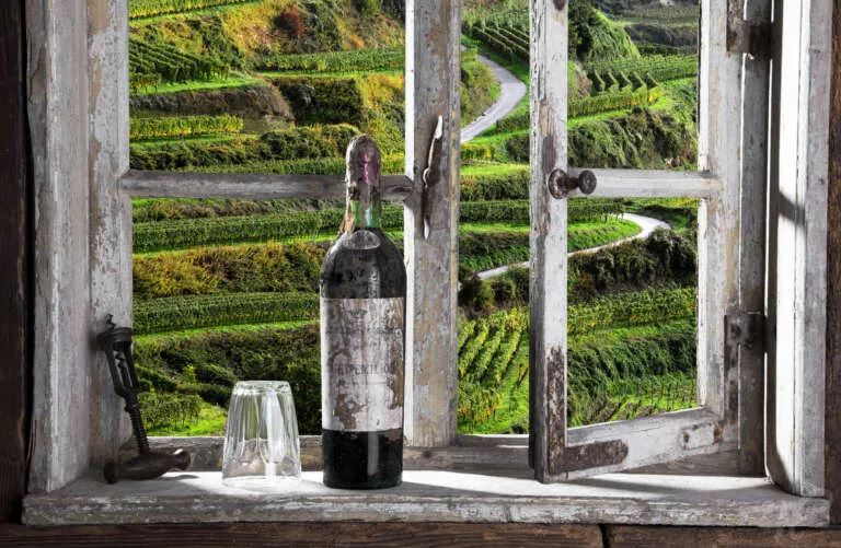 Bauernstube, alte Flasche Rotwein, Glas, Korkenzieher, Blick aus offenem Fenster in die Weinberge
