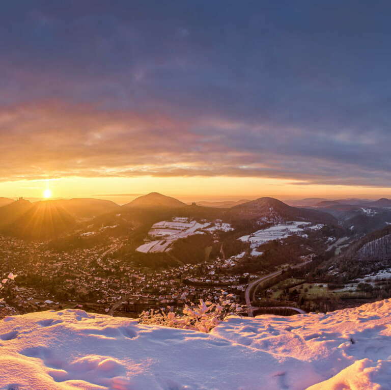 Winterlicher Sonnenaufgang über Annweiler 1
