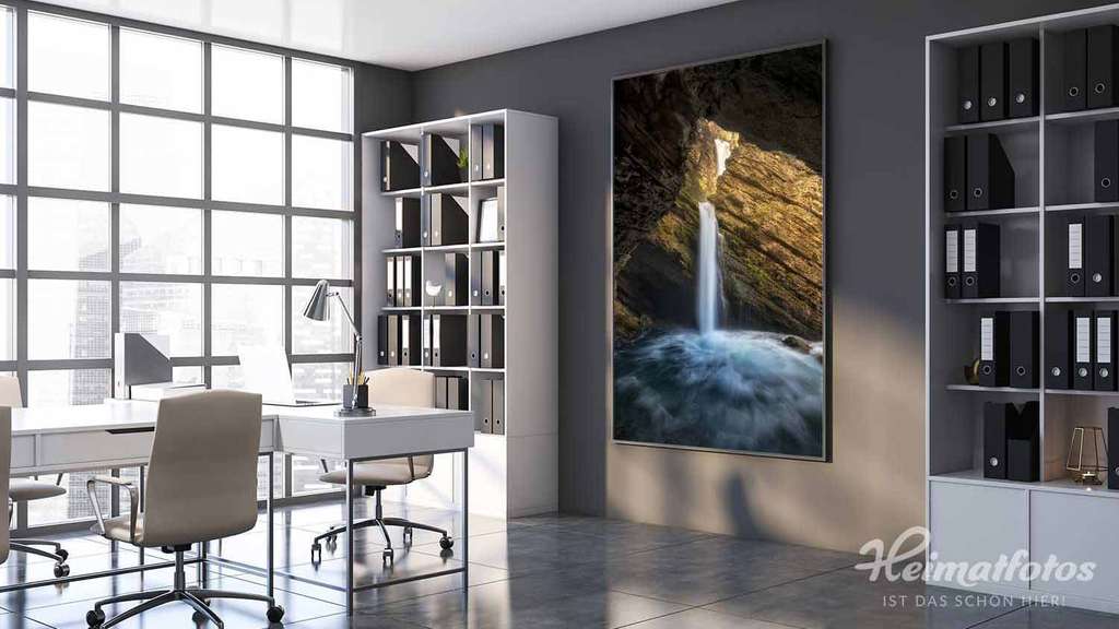 Ein Leuchtkasten mit Halbe Rahmen und LED-Matrix von Heimatfotos in einem Büro. Der Leuchtkasten zeigt ein Foto eines Wasserfalls in den Schweizer Alpen. Er bietet eine wundervolle Lichtstimmung. Das Foto ist von unserem Heimatlicht und Fotograf Nick Schmid