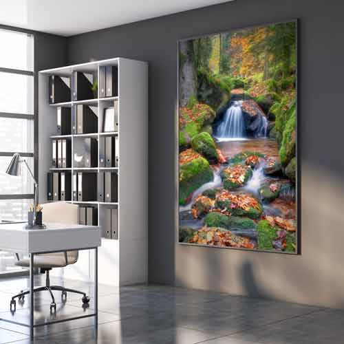 Ein Leuchtkasten mit Rahmen und LED-Matrix von Heimatfotos in einem Büro. Der Leuchtkasten zeigt eine Wasserfall aus dem Schwarzwald. Das Motiv ist leicht wechselbar. Der Leuchtkasten bietet eine helle und motivierende Stimmung für die Büros. Das Foto ist von unserem Heimatlicht und Fotograf Andrea Wengel