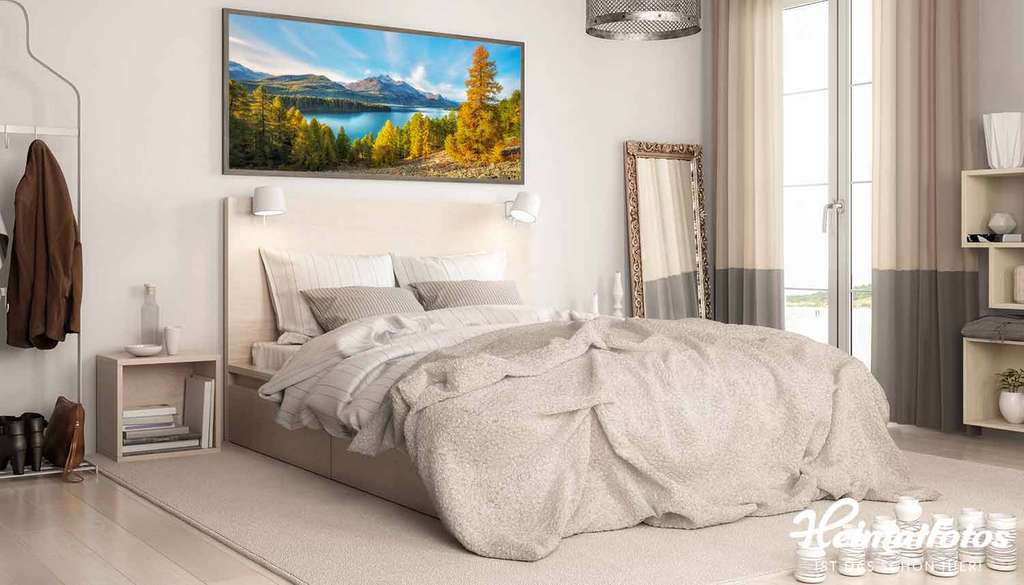 Ein gerahmtes Fine Art Panorama Wandbild von Heimatfotos, gedruckt im UV-Direktdruck auf Leinwand, in einem Schlafzimmer über dem Bett. Das Wandbild zeigt eine Landschaftsaufnahme aus dem Engadin (Graunbünden, Schweiz). Das Foto ist von unserem Heimatlicht und Fotograf André Wandrei