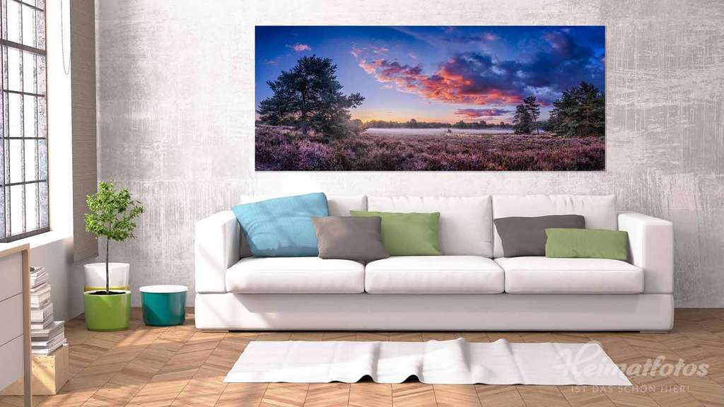 Ein Fine Art Panorama Wandbild von Heimatfotos, gedruckt im UV-Direktdruck hinter mattes Acrylglas, in einem Wohnzimmer über dem Sofa. Das Wandbild zeigt ein Foto der Mehlinger Heide in der Pfalz. Das Foto ist von unserem Heimatlicht und Fotograf Christian Fernandez Gamio