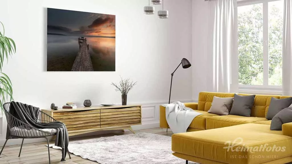 Ein Fine Art Panorama Wandbild von Heimatfotos, gedruckt im UV-Direktdruck hinter mattes Acrylglas, in einem Wohnzimmer. Das Wandbild zeigt ein Foto eines Sees in Bayern. Das Foto ist von unserem Heimatlicht und Fotograf Markus Brandstetter