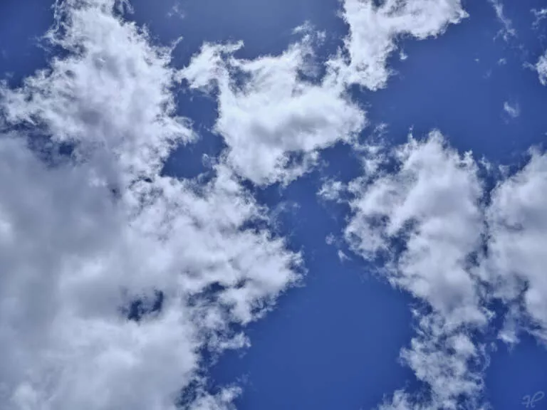 Blick in den strahlend blauen Himmel mit einigen Wölkchen – 2 (Sehr hochauflösend)