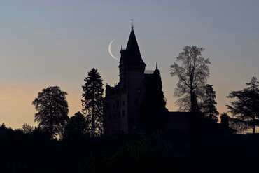 Mondsichel hinter der Burg Rodeck bei Kappelrodeck in der Ortenau