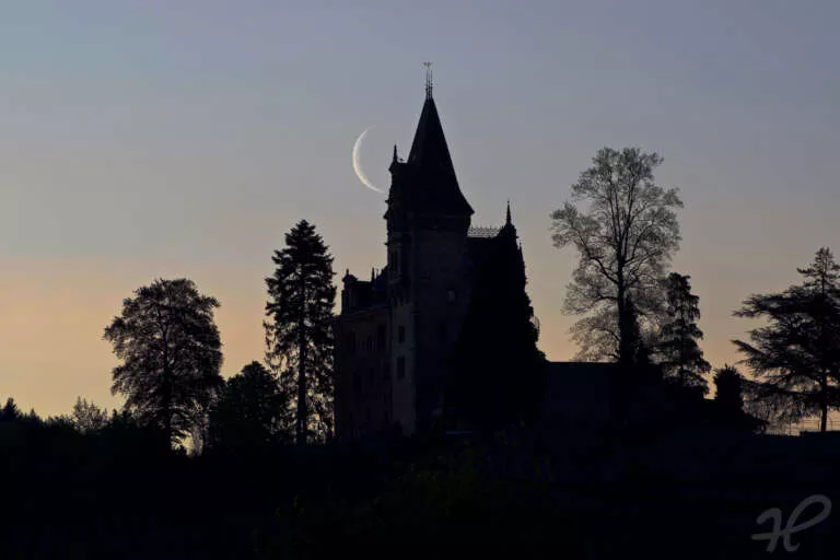 Mondsichel hinter der Burg Rodeck bei Kappelrodeck in der Ortenau