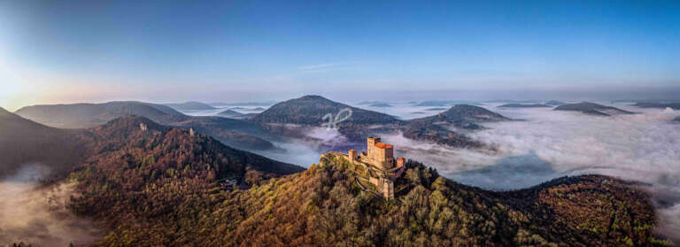 Die Pfalz von oben „Burg Trifels“, Panorama Luftaufnahme der Burg Trifels bei Annweiler im April