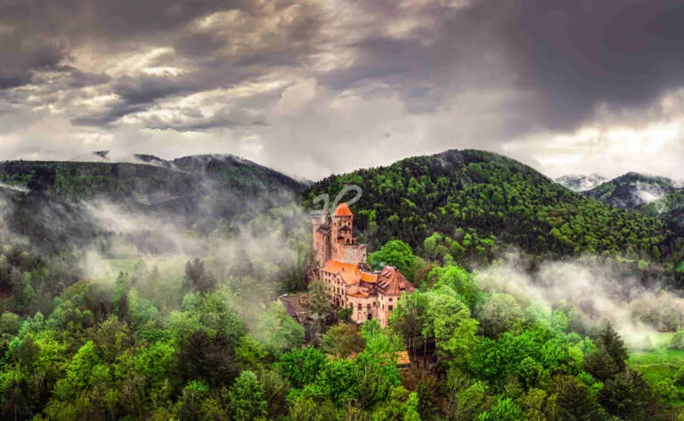 Die Pfalz von oben „Burg Berwartstein“, Luftaufnahme der Burg Berwartstein im grünen Pfälzer Wald mit Nebel