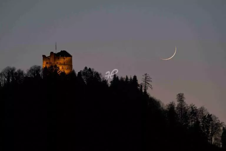 Burgruine Hohen Geroldseck in der Nacht mit Mond im Frühling