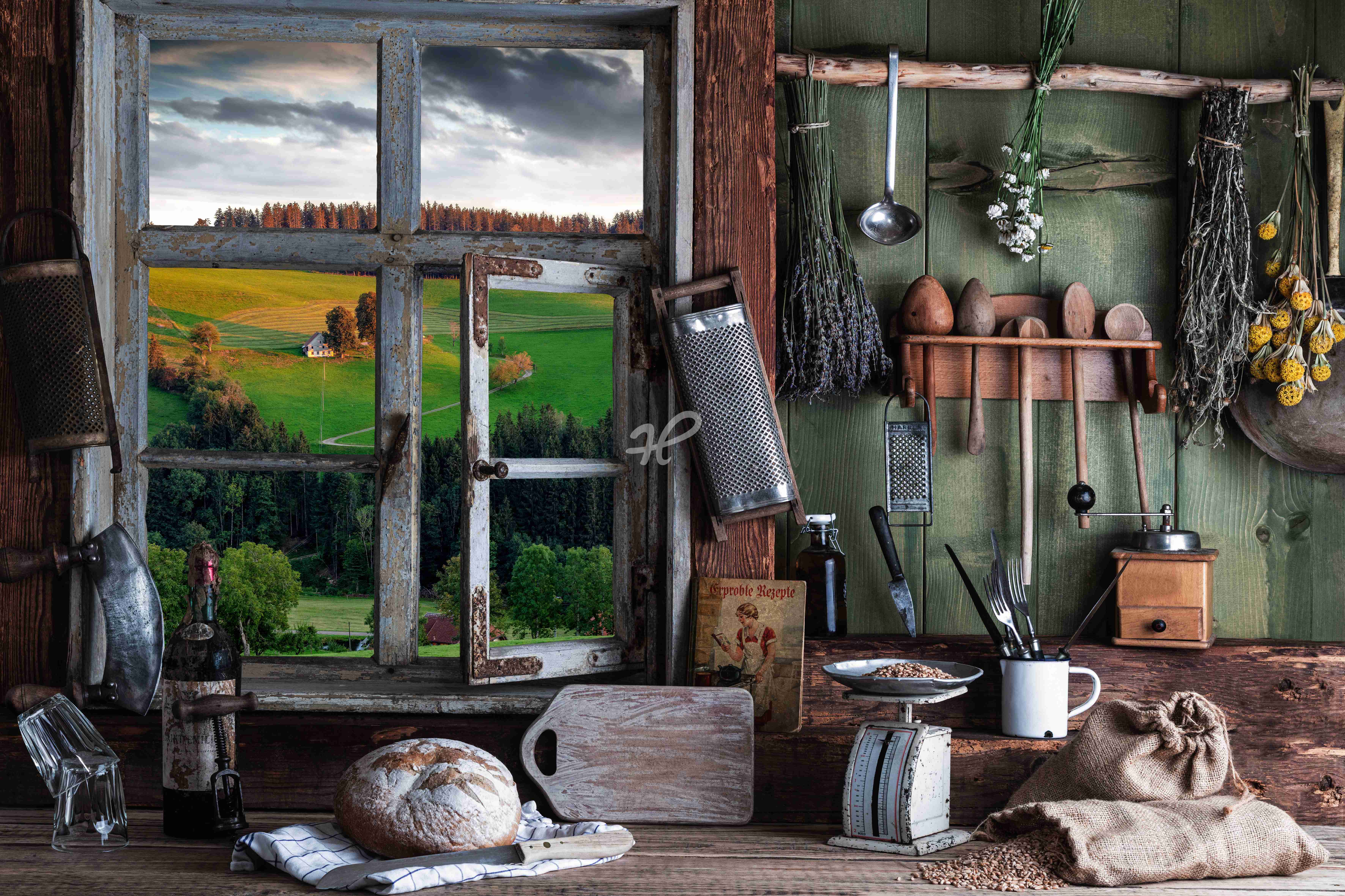 rustikale Bauernküche mit Utensilien, Blick aus dem Fenster in die