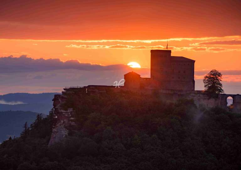 Sonnenuntergang bei der Burg Trifels