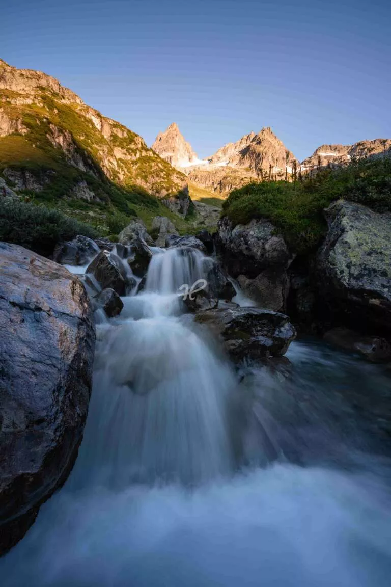 Einsamer Wasserfall in den Schweizer Alpen