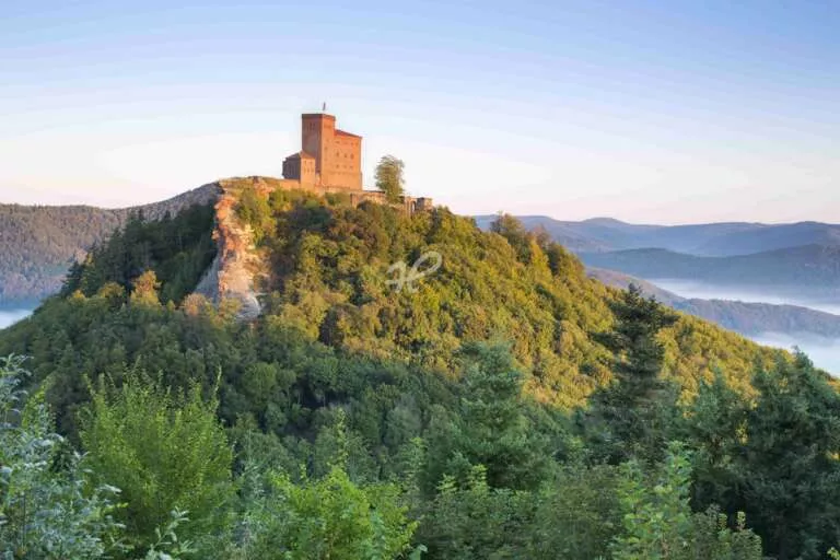 Burg Trifels im ersten Morgenlicht