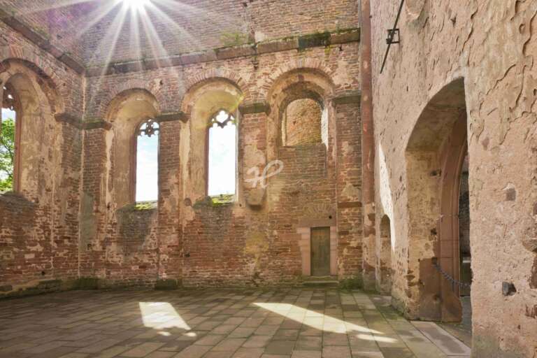 Sonnenstrahlen im Chor der Klosterruine Limburg