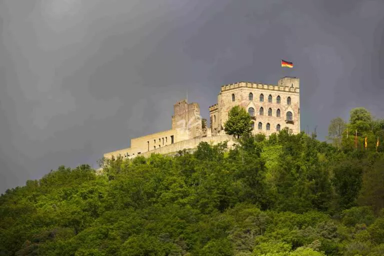 Hambacher Schloss vor aufziehendem Gewitter