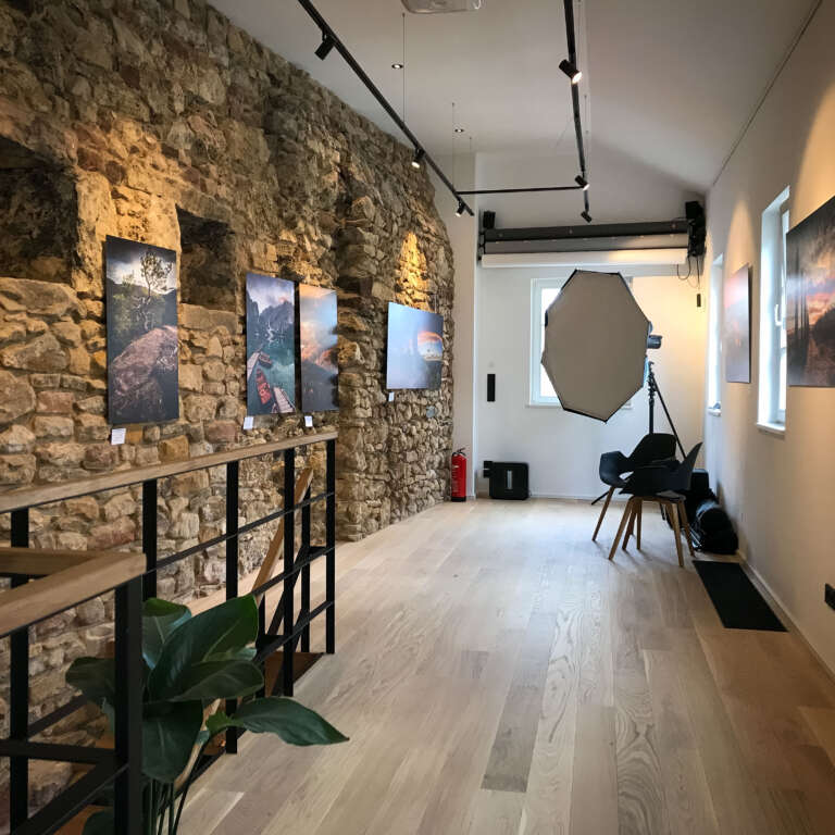 Innenansicht des Heimatlichter Forum Freinsheim: Heimatfotos-Ausstellung und Foto-Studio