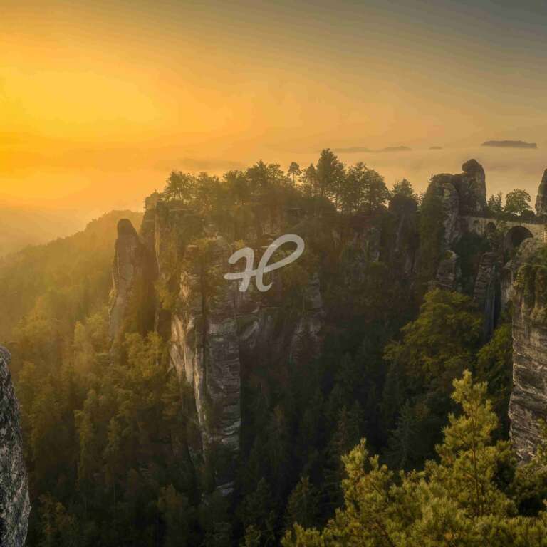 Sächsischer Sandstein, Panorama der Basteibrücke im Elbsandsteingebirge bei Sonnenaufgang im Sommer – sehr hohe Auflösung