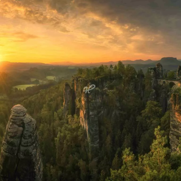 Saechsischer Sandstein II, Panorama der Basteibrücke im Elbsandsteingebirge bei Sonnenaufgang im Sommer