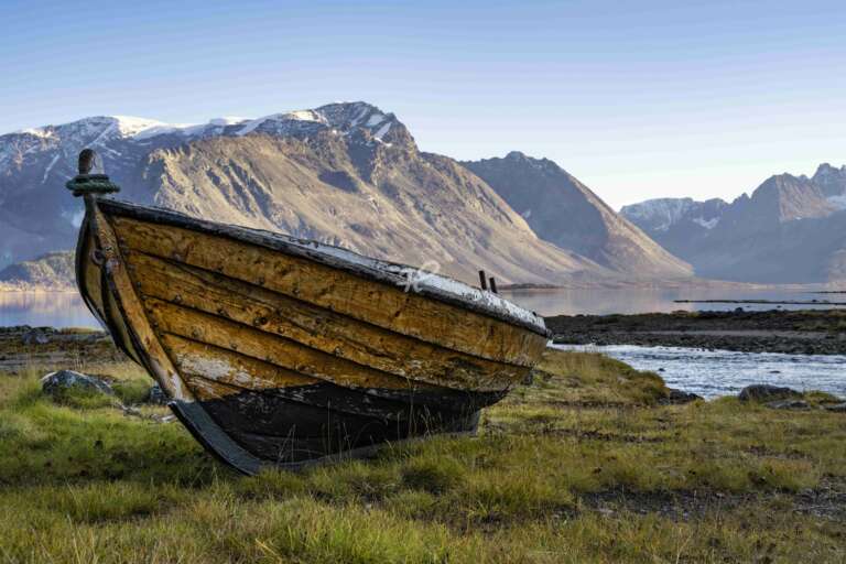 Das einsame Boot am Fjord