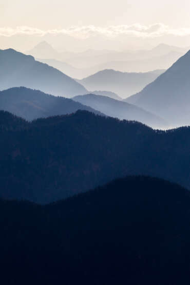 Staffel Berge, Silhouetten von Bergen in den Bayerischen Alpen im Hochformat