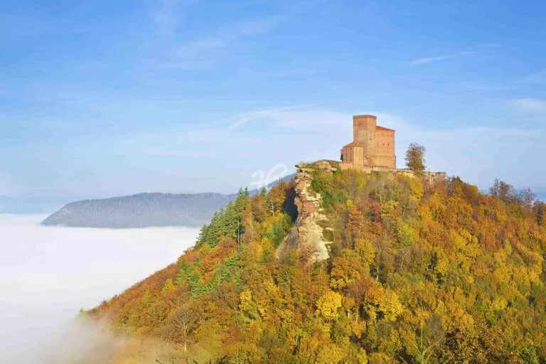 Burg Trifels im Herbst