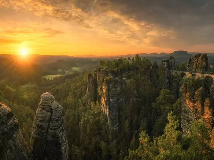 Sonnenuntergang über den Felsen der Sächsische Schweiz, das Originalfoto ist in sehr hoher Auflösung aufgenommen