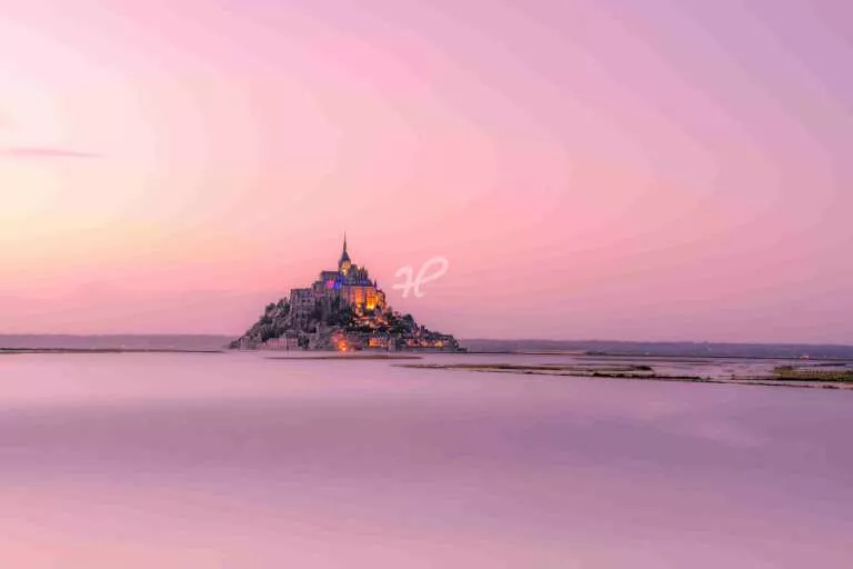 Le Mont Saint-Michel in violett ohne Wolken im Winter