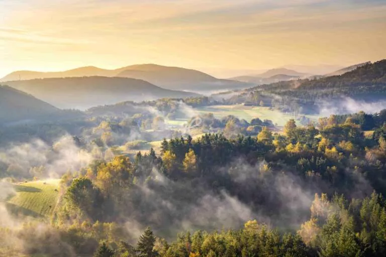 Morgenfrische, Überblick über den Pfälzer Wald an einem Morgen bei Spirkelbach in der Südwestpfalz im Herbst