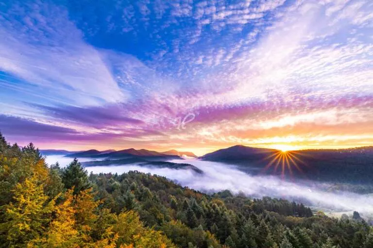 Bunter Himmel, Der Pfälzer Wald zum Sonnenaufgang bei Spireklbach in der Südwestpfalz in kräftigen Farben
