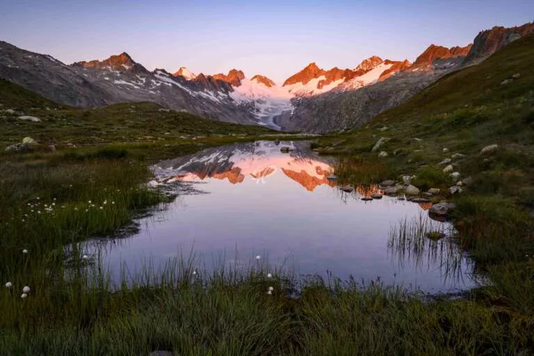 Alpenglühen an einem Bergsee in den Berner Alpen