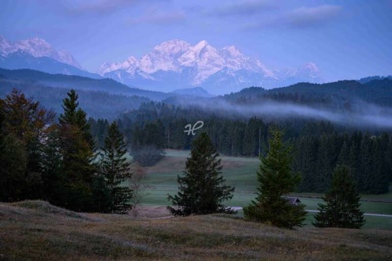 Blaue Stunde mit Nebel im Alpenvorland