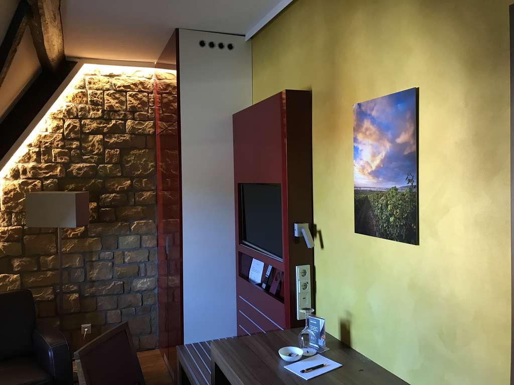 Ein regionales Heimatfoto von Fotograf und Heimatlicht André Straub hängt an der Wand eines Gästezimmers im Hotel Amtshaus Freinsheim