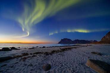 Lofoten – Polarlichter zum Sonnenuntergang