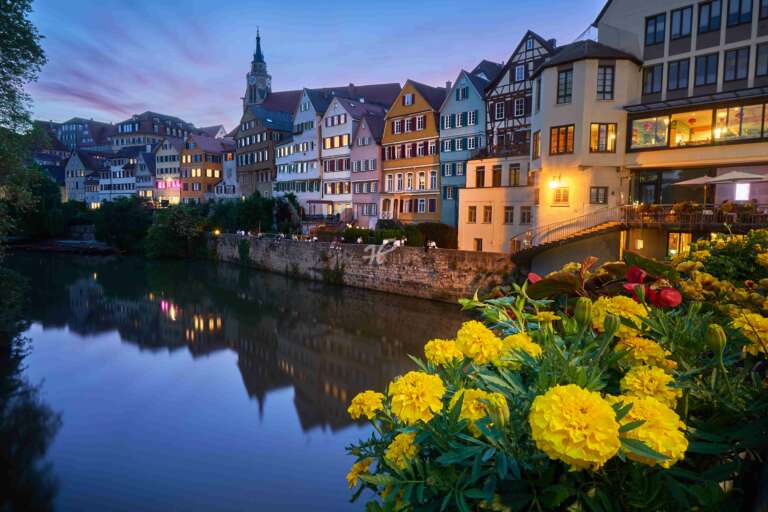 Tübingen zur Blauen Stunde im Hochformat